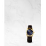 Rolex. Montre bracelet en or jaune 18K (750) taille medium avec rare cadran bleu mouvement automa...