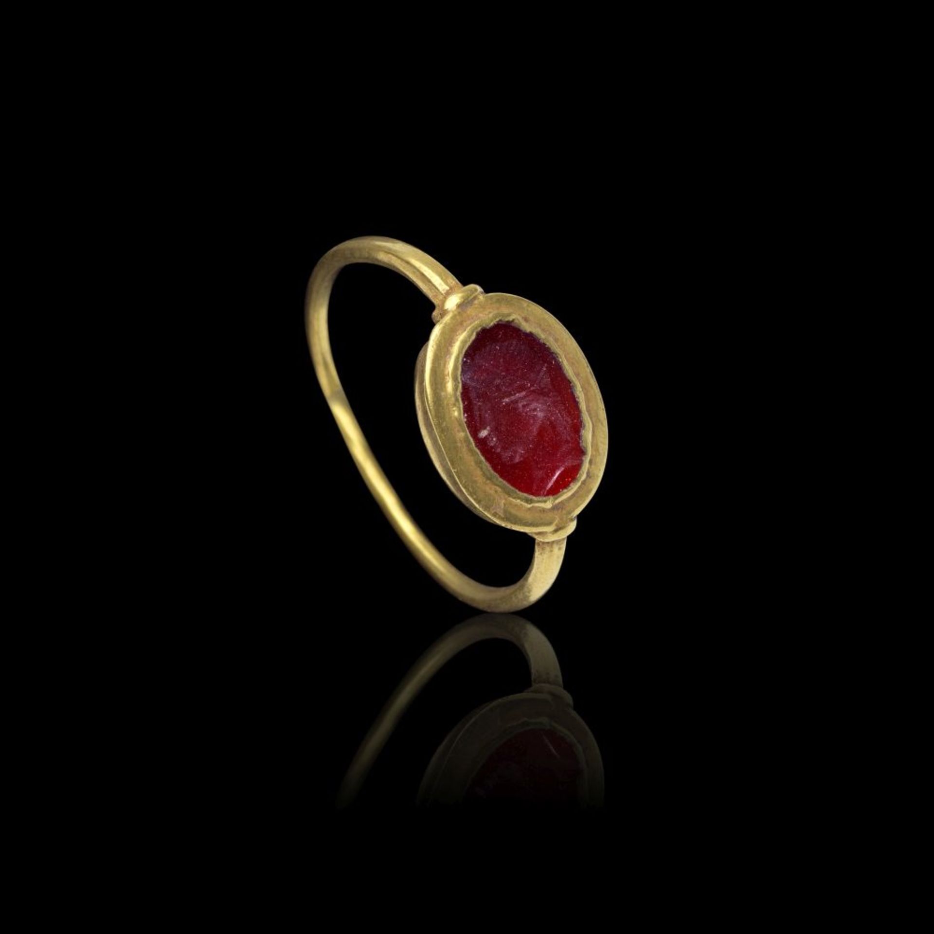 A ROMAN GOLD AND CARNELIAN INTAGLIO RING