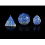 Suite de trois pi&#232;ces en lapis-lazuli comprenant une pyramide, une sph&#232;re et un oeuf La...