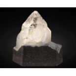 Magnifique cristal de roche naturel sur base en granit noir par Hovave Rappaport Magnificent Natu...