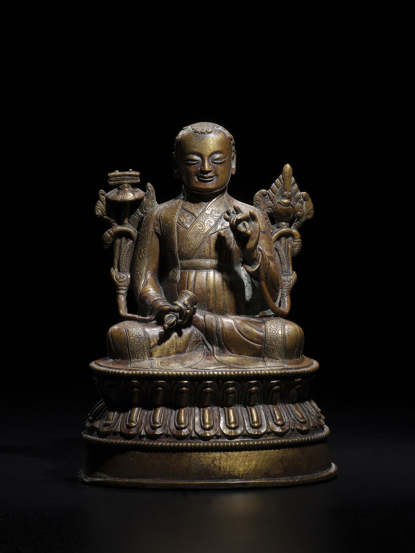 STATUETTE D'UN LAMA EN LAITON INCRUST&#201; D'ARGENT TIBET, XVIE SI&#200;CLE