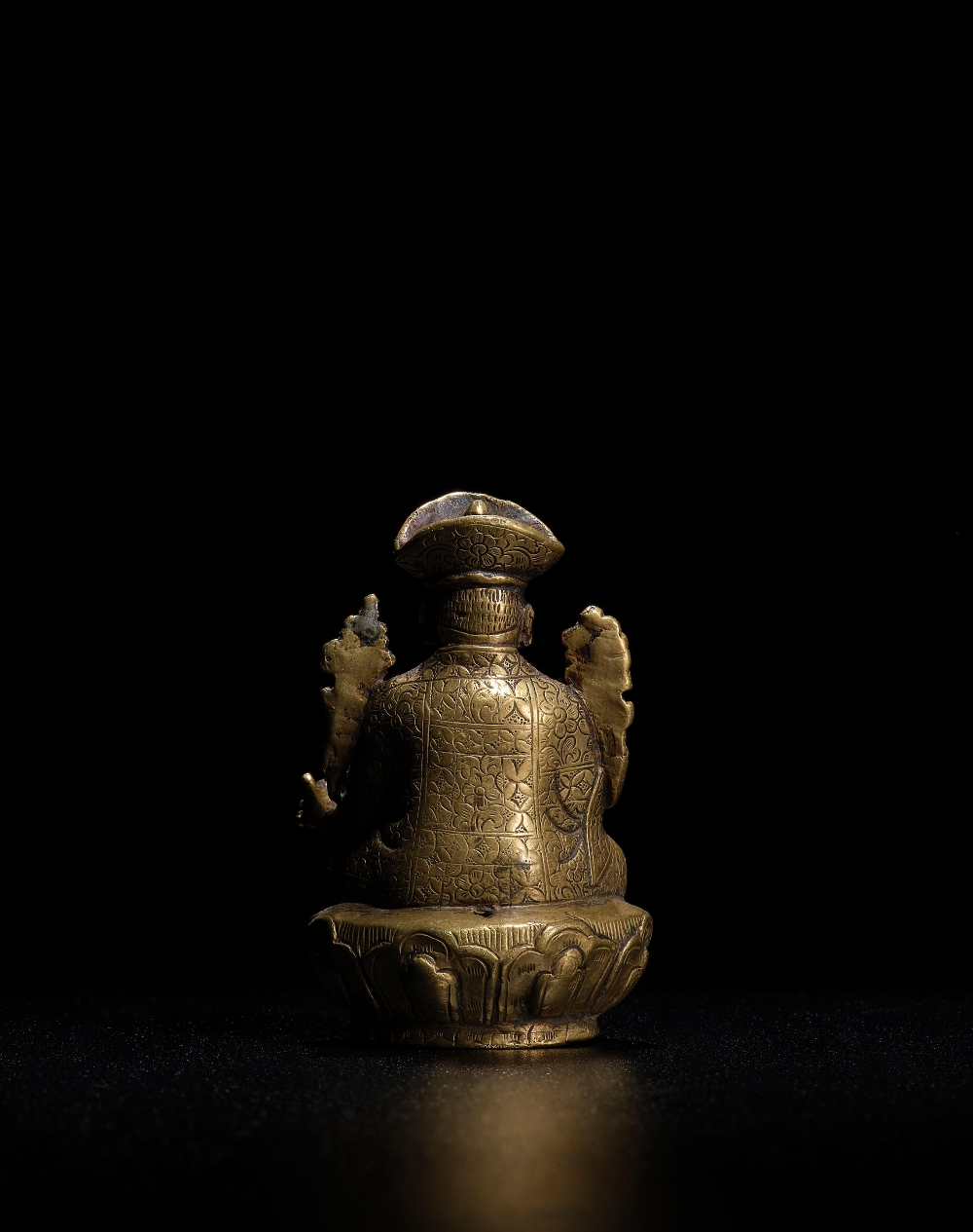 STATUETTE D'UN LAMA DRUGPA KAGYU EN LAITON INCRUST&#201; D'ARGENT ET DE CUIVRE BHOUTAN OU TIBET, ... - Image 3 of 3