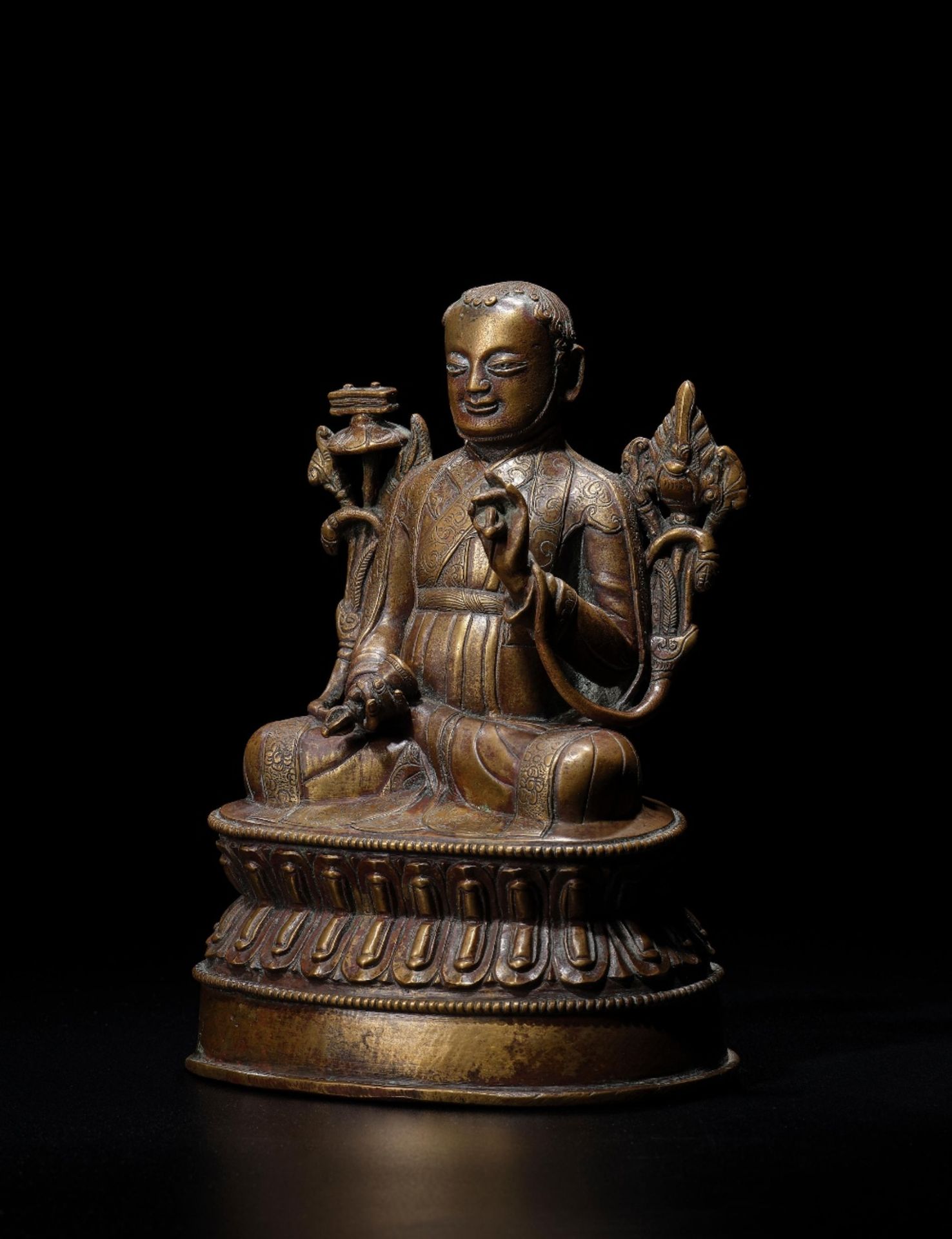 STATUETTE D'UN LAMA EN LAITON INCRUST&#201; D'ARGENT TIBET, XVIE SI&#200;CLE - Image 2 of 2