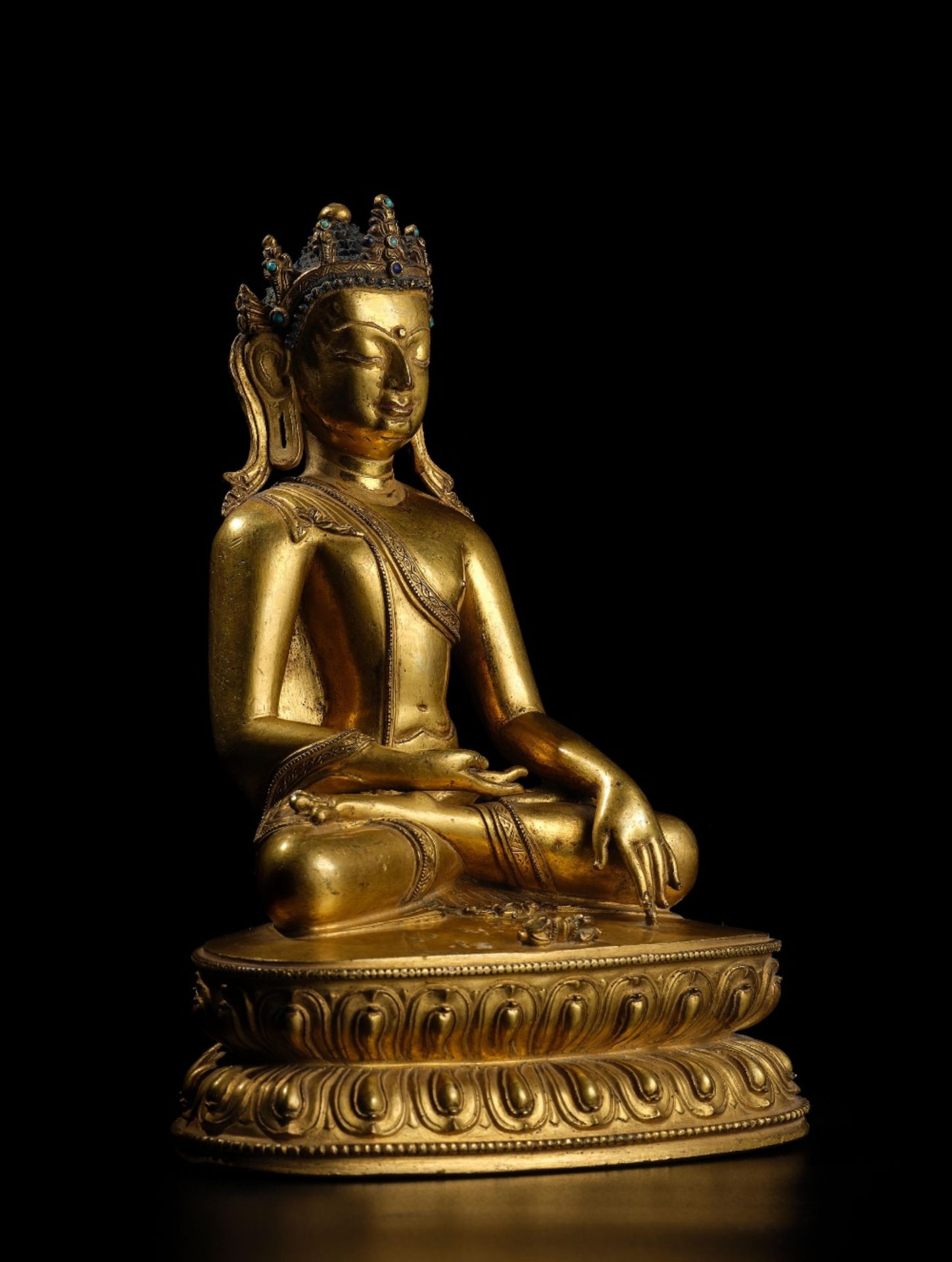 STATUETTE DE BOUDDHA COURONN&#201; EN ALLIAGE DE CUIVRE DOR&#201; TIBET, XVE/XVIE SI&#200;CLE - Image 3 of 3