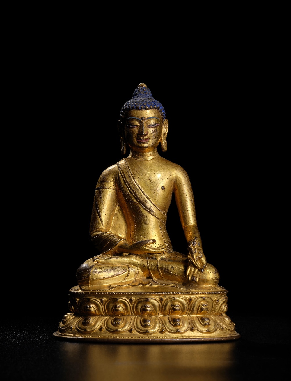 STATUETTE DE BOUDDHA DE M&#201;DECINE EN ALLIAGE DE CUIVRE DOR&#201; TIBET, XVE SI&#200;CLE - Image 2 of 3