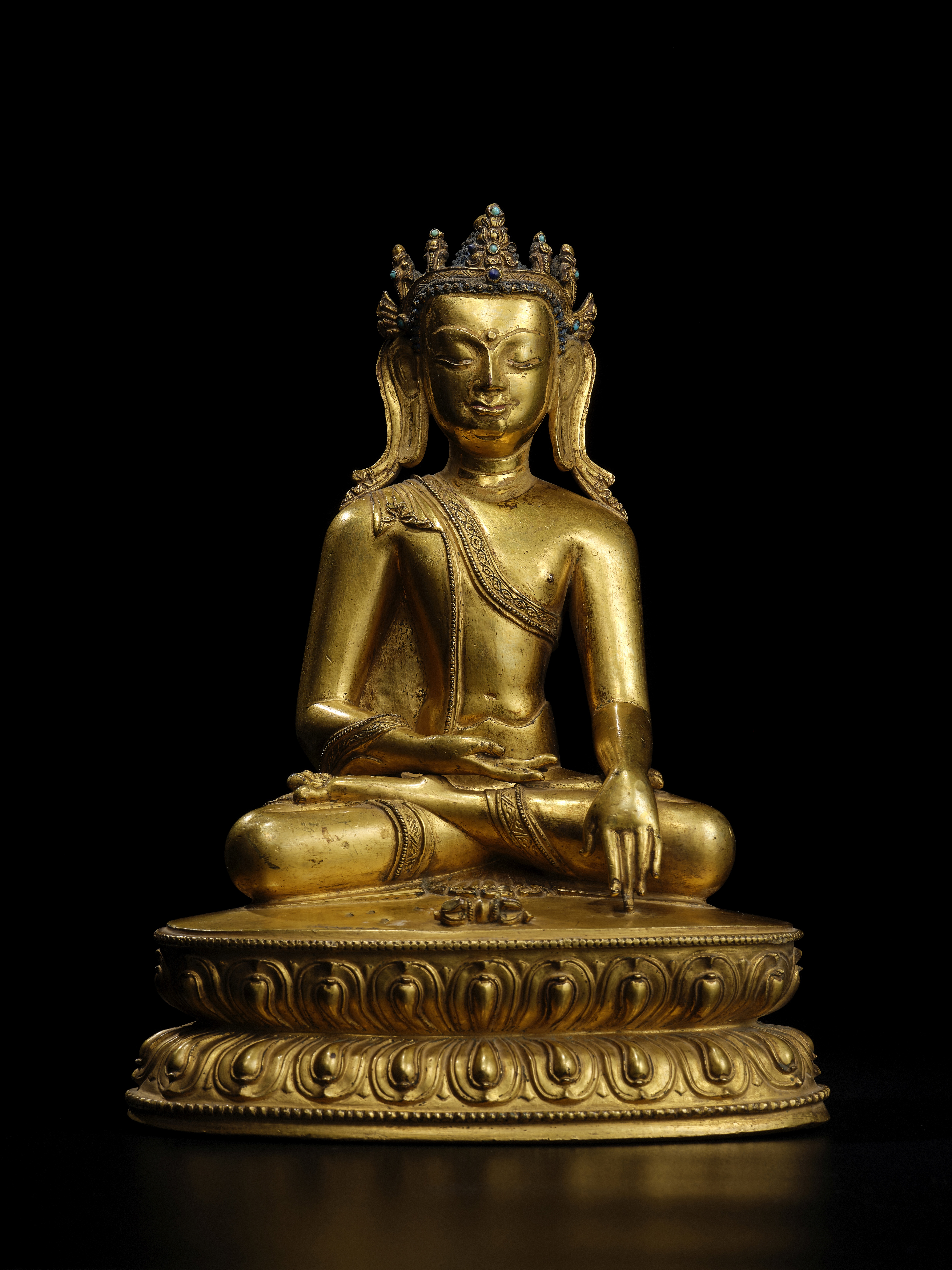 STATUETTE DE BOUDDHA COURONN&#201; EN ALLIAGE DE CUIVRE DOR&#201; TIBET, XVE/XVIE SI&#200;CLE