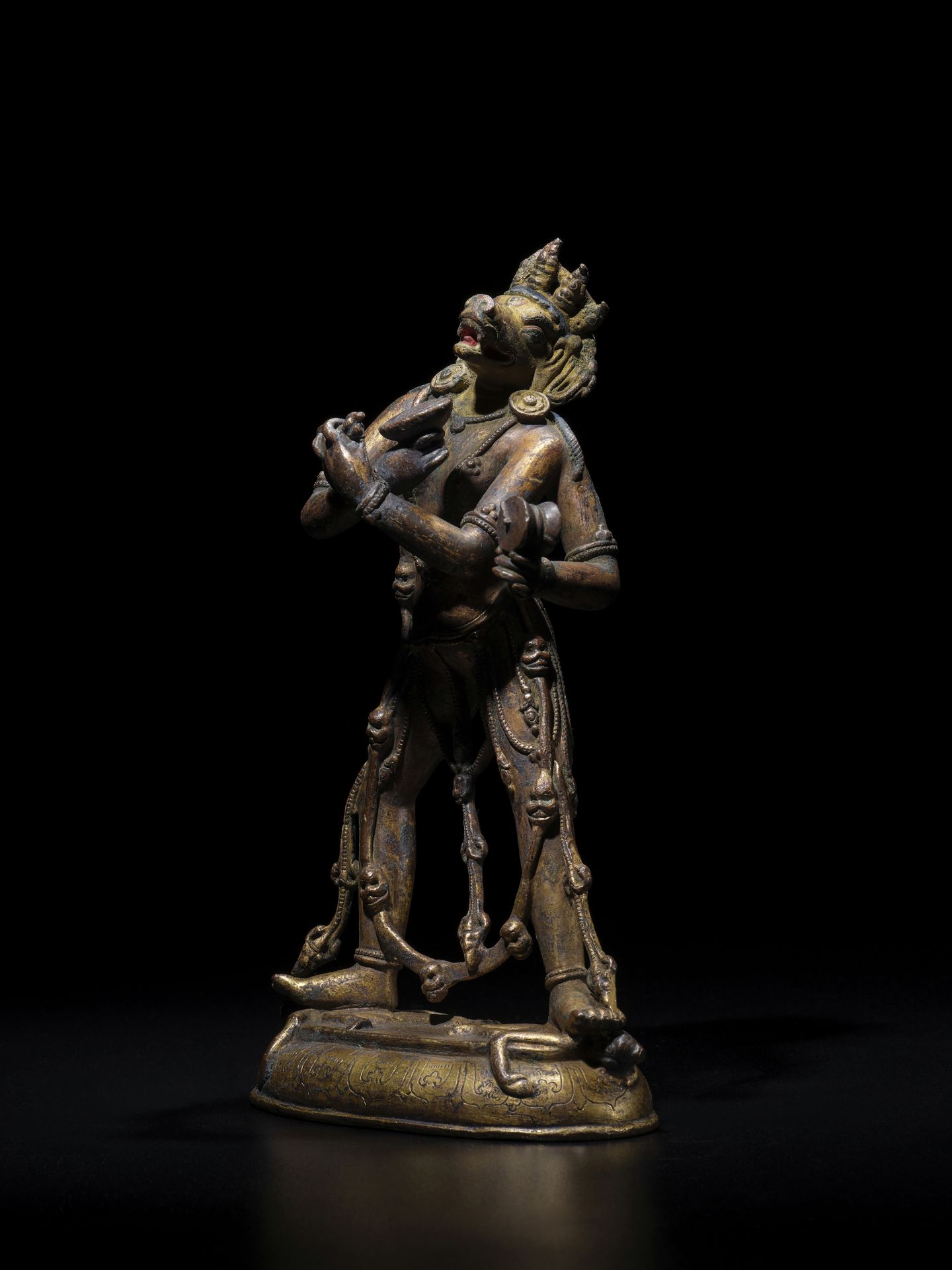 STATUETTE DE SHVANASYA EN ALLIAGE DE CUIVRE DOR&#201; TIBET, VERS XVIIE SI&#200;CLE