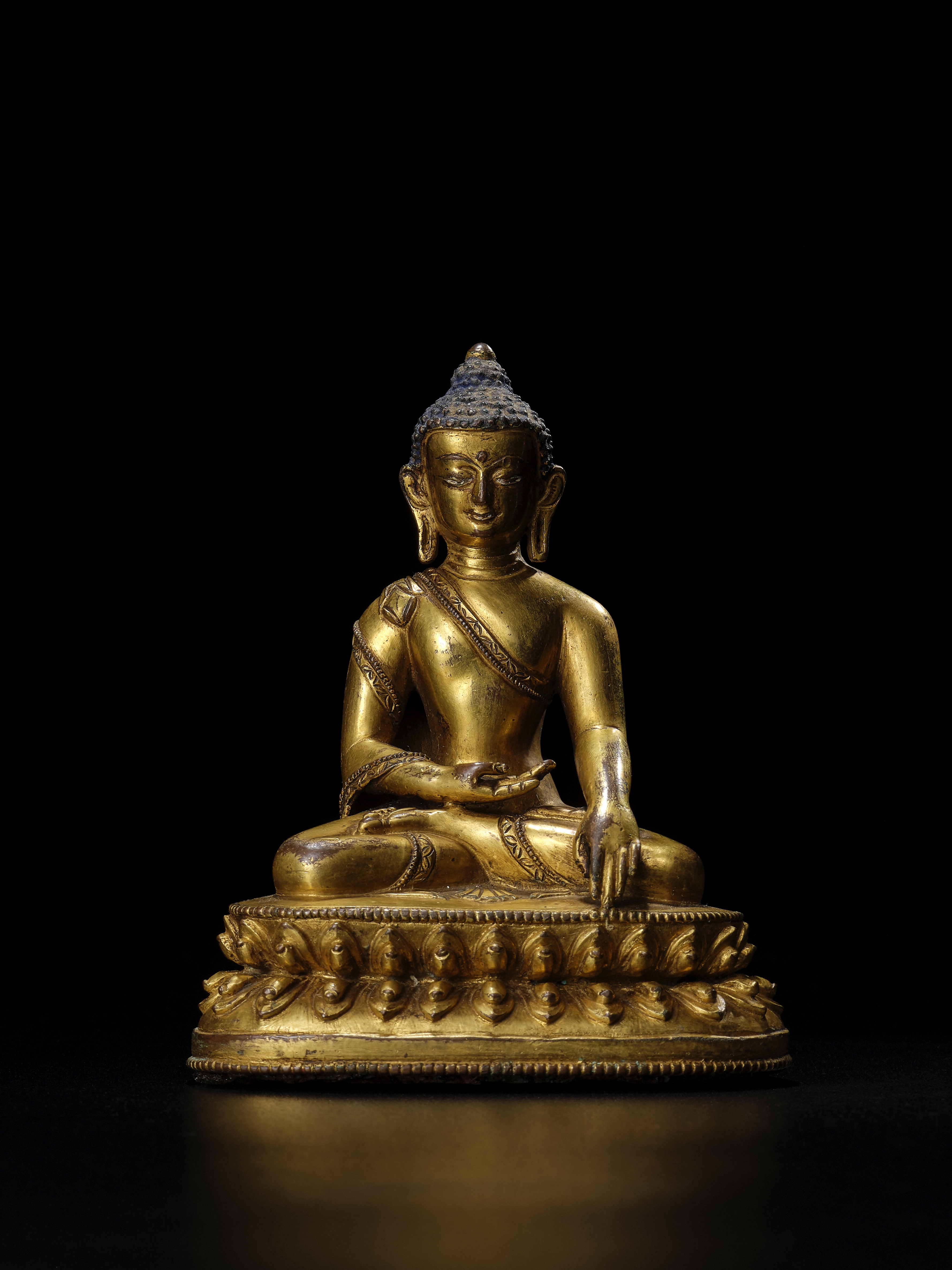 STATUETTE DE BOUDDHA SHAKYAMUNI EN ALLIAGE DE CUIVRE DOR&#201; N&#201;PAL, XIVE SI&#200;CLE