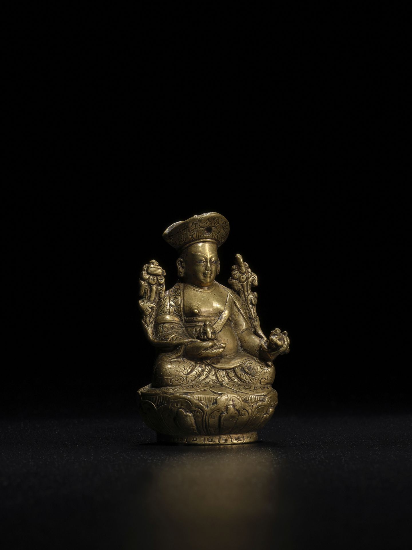 STATUETTE D'UN LAMA DRUGPA KAGYU EN LAITON INCRUST&#201; D'ARGENT ET DE CUIVRE BHOUTAN OU TIBET, ...