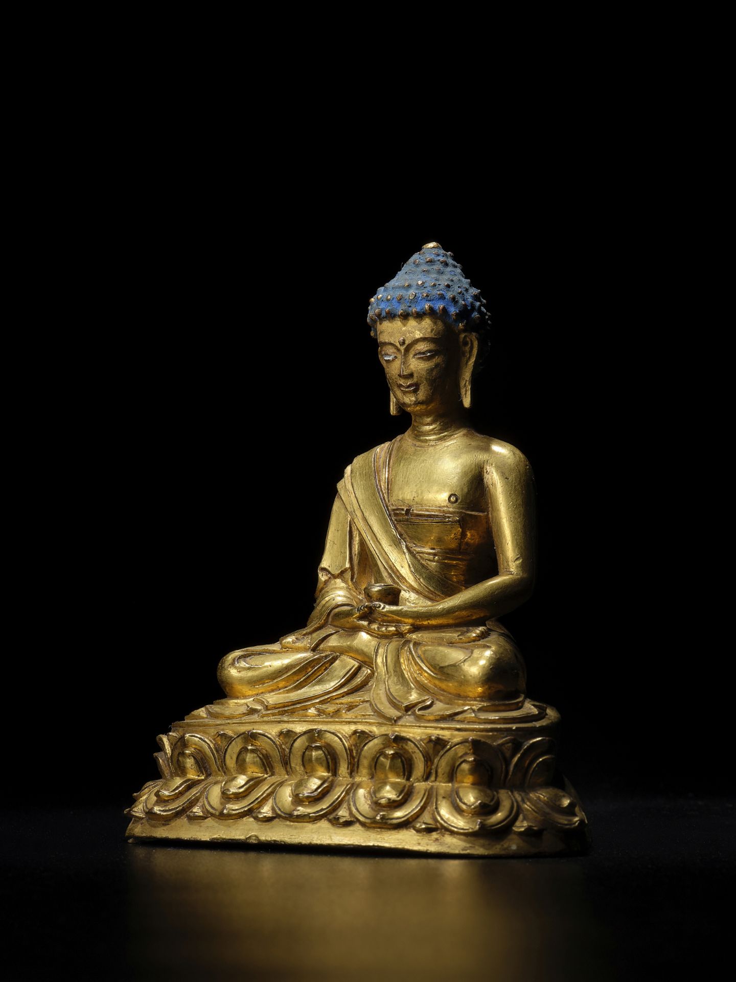 STATUETTE D'AMITABHA EN ALLIAGE DE CUIVRE DOR&#201; TIBET, XVIE/XVIIE SI&#200;CLE