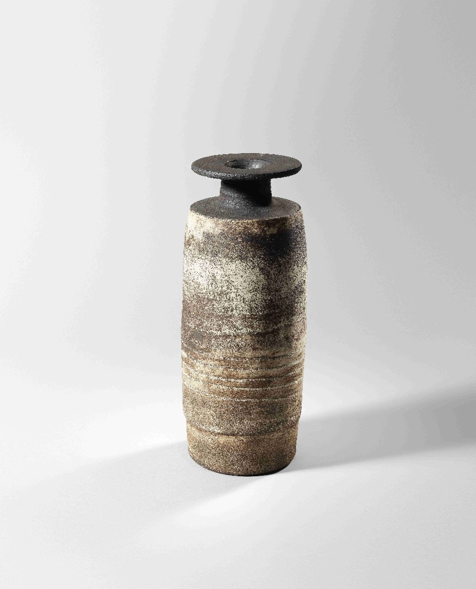 Hans Coper Bottle vase with disc, circa 1957 - Bild 2 aus 3