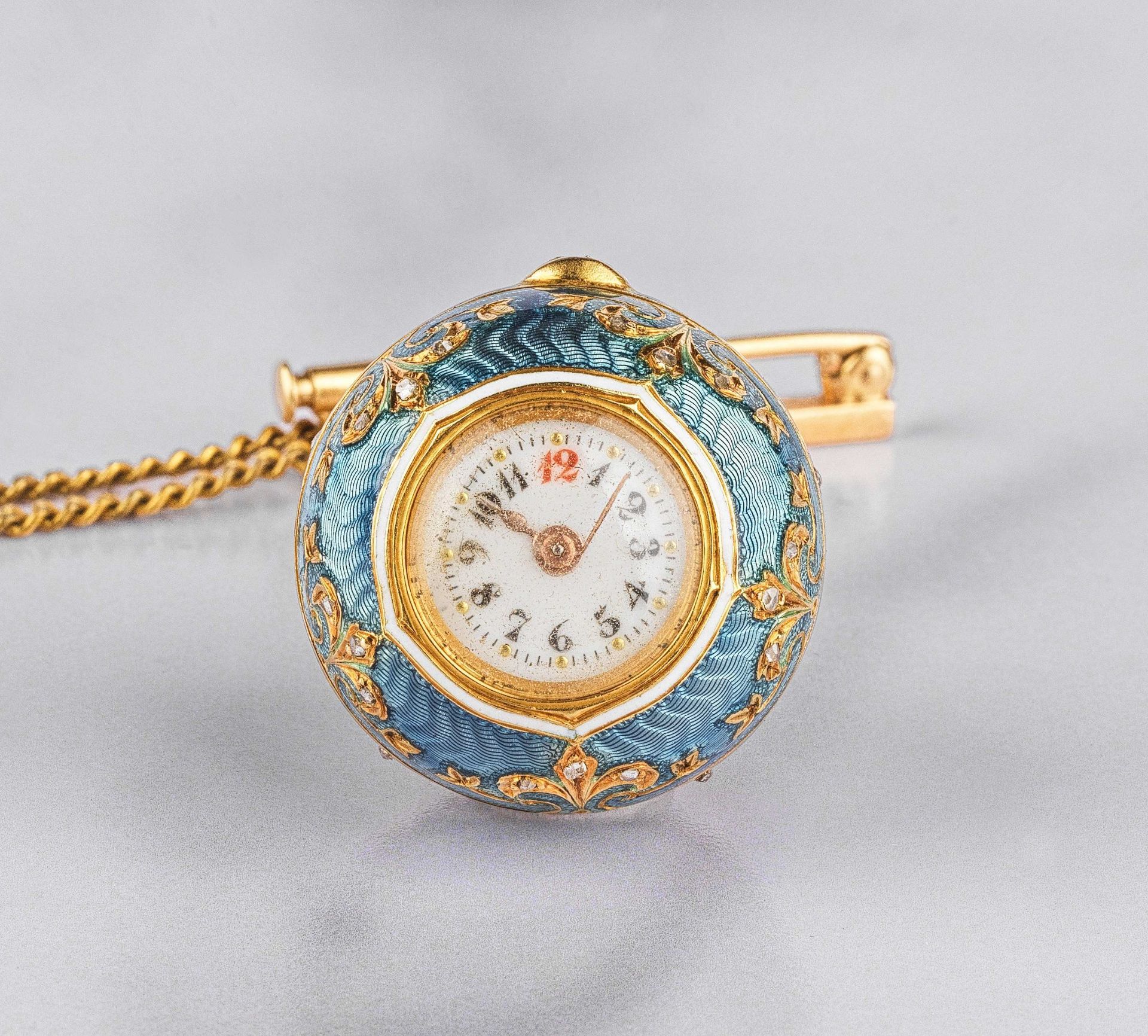 Montre pendentif en forme de boule en or jaune 18K (750) et &#233;mail et sa cha&#238;ne remontoi...