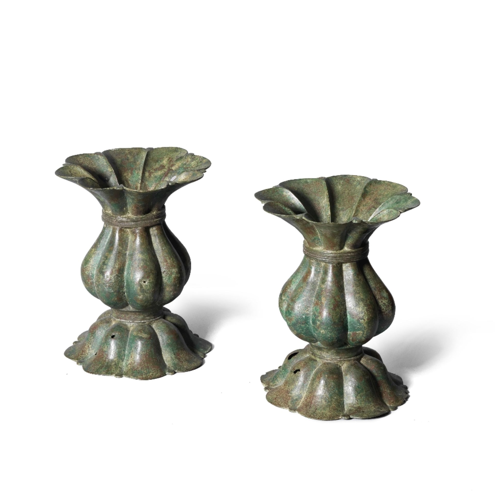 A pair of Khorasan bronze vases Persia, 12th Century(2) - Bild 2 aus 2