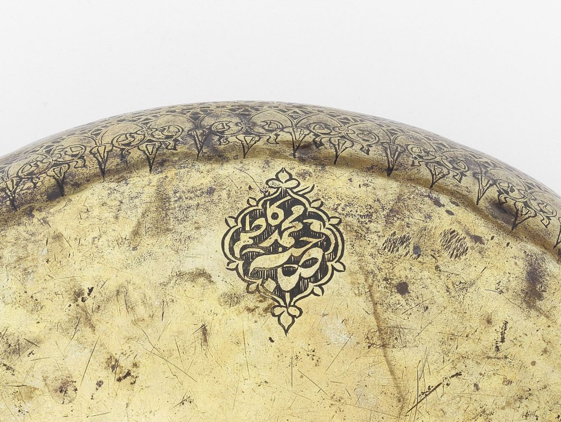 A large Fars gold and silver-inlaid brass bowl Persia, 13th/ 14th Century - Bild 9 aus 9