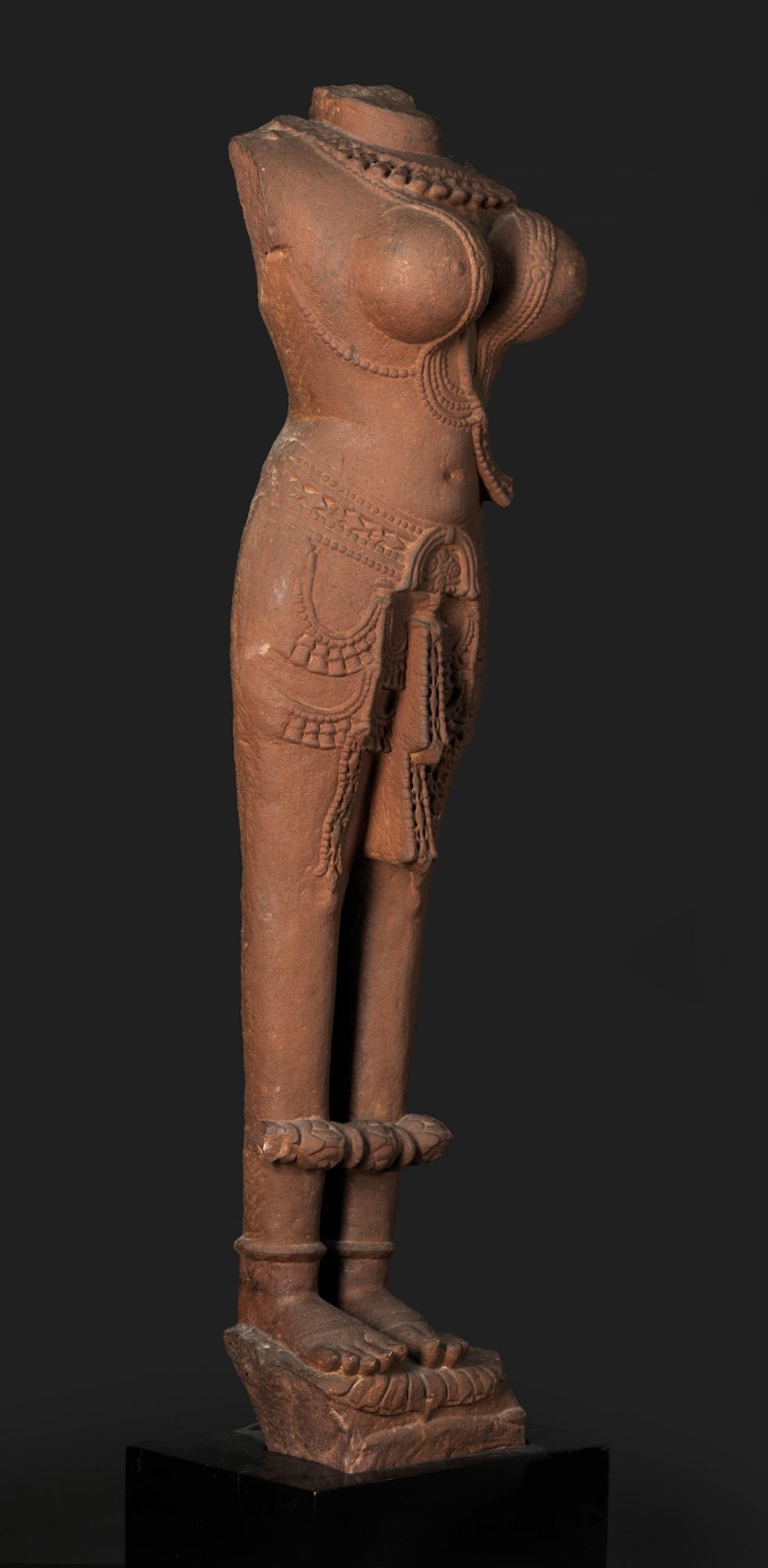 STATUE DE DIVINIT&#201; F&#201;MININE EN GR&#200;S ROUGE Inde du Nord, Rajasthan, vers XIe si&#23...