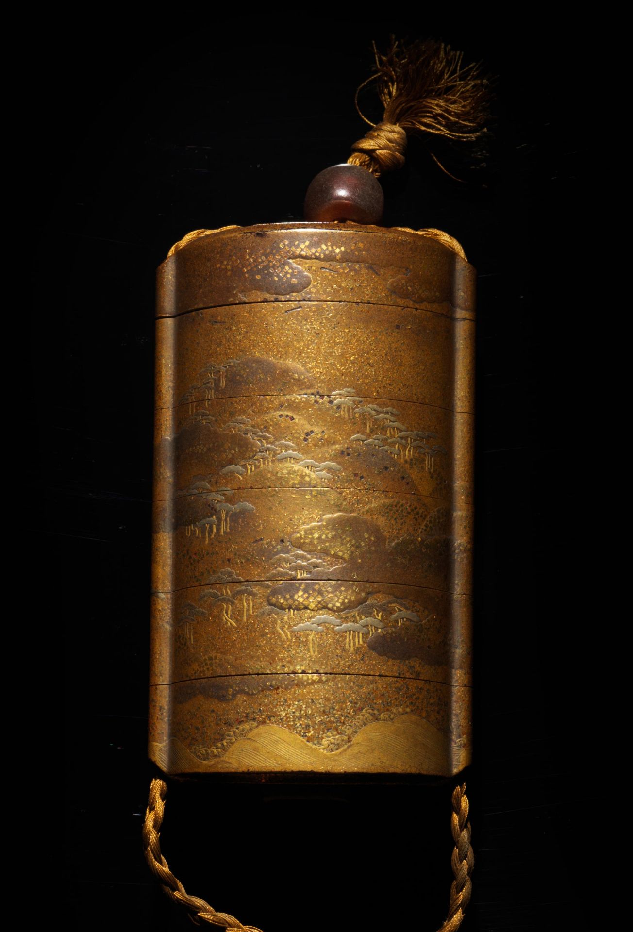 INRO &#192; CINQ COMPARTIMENTS EN LAQUE D'OR Japon, &#233;poque Edo (1615-1868), XIXe si&#232;cle