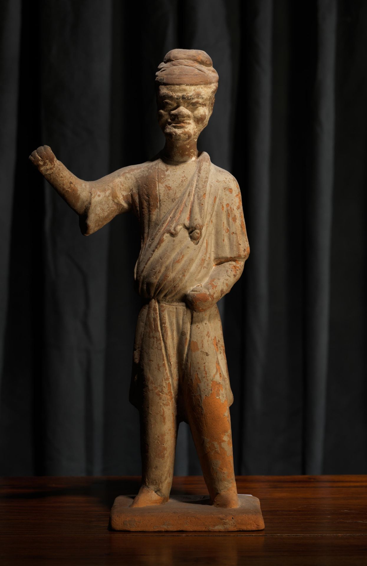 STATUETTE DE PALEFRENIER EN TERRE CUITE Dynastie Sui (589-618 ap. J.-C)