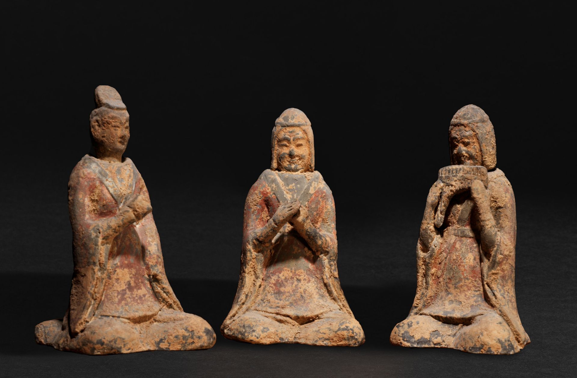 TROIS STATUETTES DE MUSICIENS EN TERRE CUITE Dynastie Wei (386-550 ap. J.-C) (3)