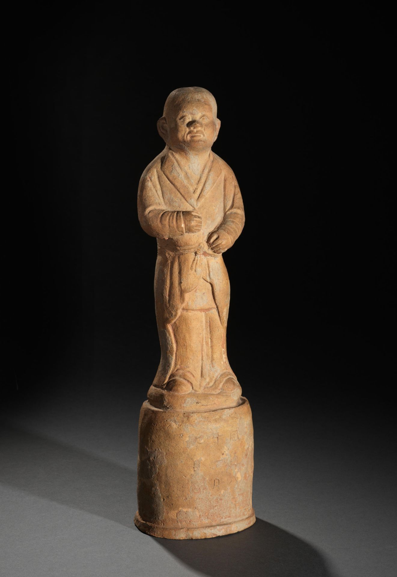 RARE STATUETTE DE PALEFRENIER EN TERRE CUITE Fin de la dynastie Tang, dat&#233;e de l'an 868 ap. ...