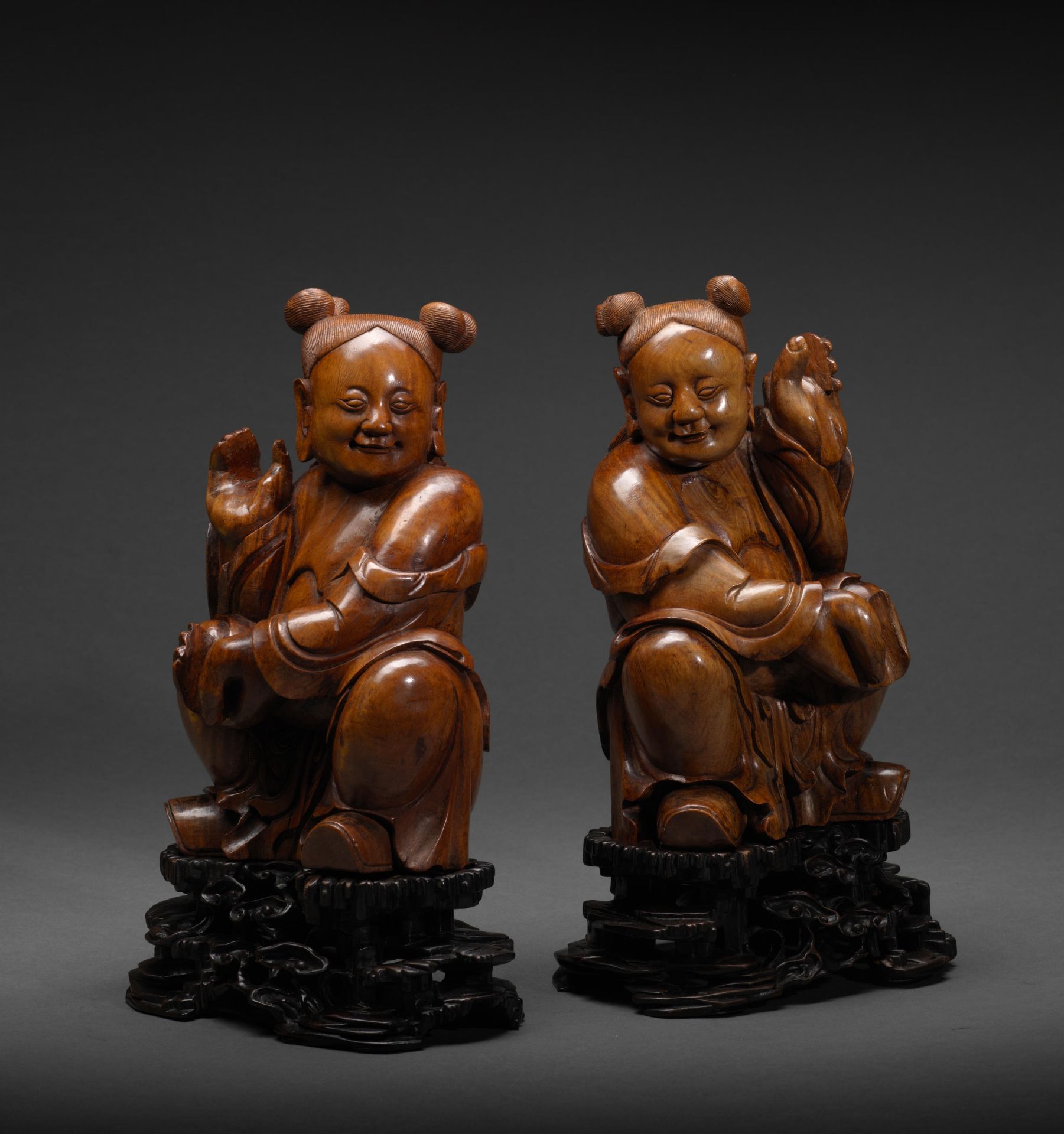 PAIRE DE STATUETTES DE GAR&#199;ONS ASSIS EN HUANGHUALI Milieu de la dynastie Qing (1736-1820) (4)