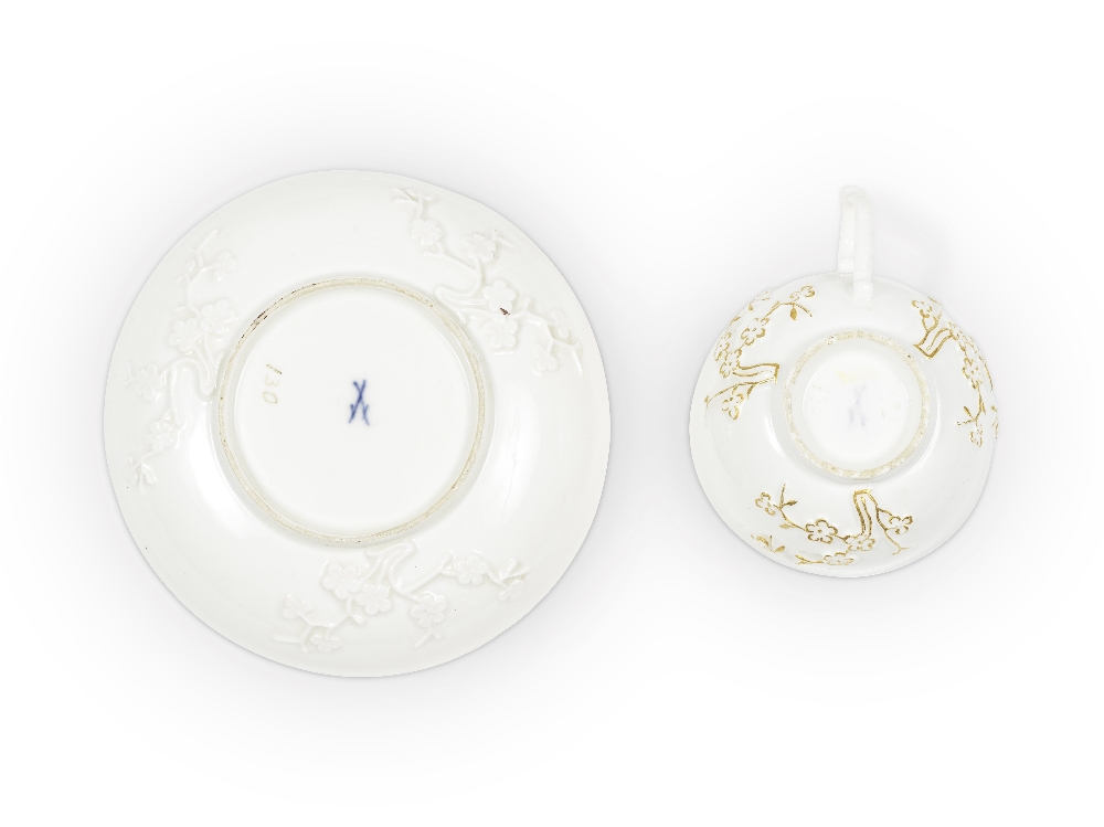 DEUX TASSES A THE ET SOUCOUPE, MEISSEN HAUSMALER, TROISIEME QUART DU XVIIIe SIECLE TWO MEISSEN H... - Image 2 of 3