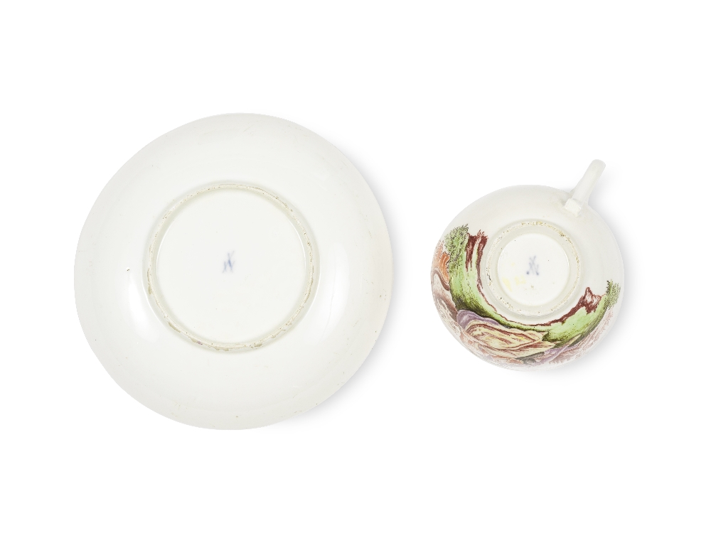 DEUX TASSES A THE ET SOUCOUPE, MEISSEN HAUSMALER, TROISIEME QUART DU XVIIIe SIECLE TWO MEISSEN H... - Image 3 of 3