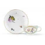 TASSE EN PORCELAINE A FOND TURQUOISE ET SOUCOUPE, MEISSEN, VERS 1750 A MEISSEN TURQUOISE-GROUND ...