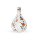 BOUTEILLE QUADRANGULAIRE, MEISSEN, VERS 1730-1735 A MEISSEN QUADRANGULAR BOTTLE, CIRCA 1730-35