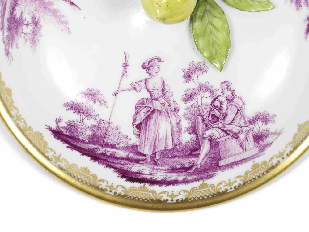 CASSEROLE EN PORCELAINE A DECOR EN CAMAIEU ROSE DE SCENES GALANTES, MEISSEN, VERS 1745 A MEISSEN... - Image 4 of 4