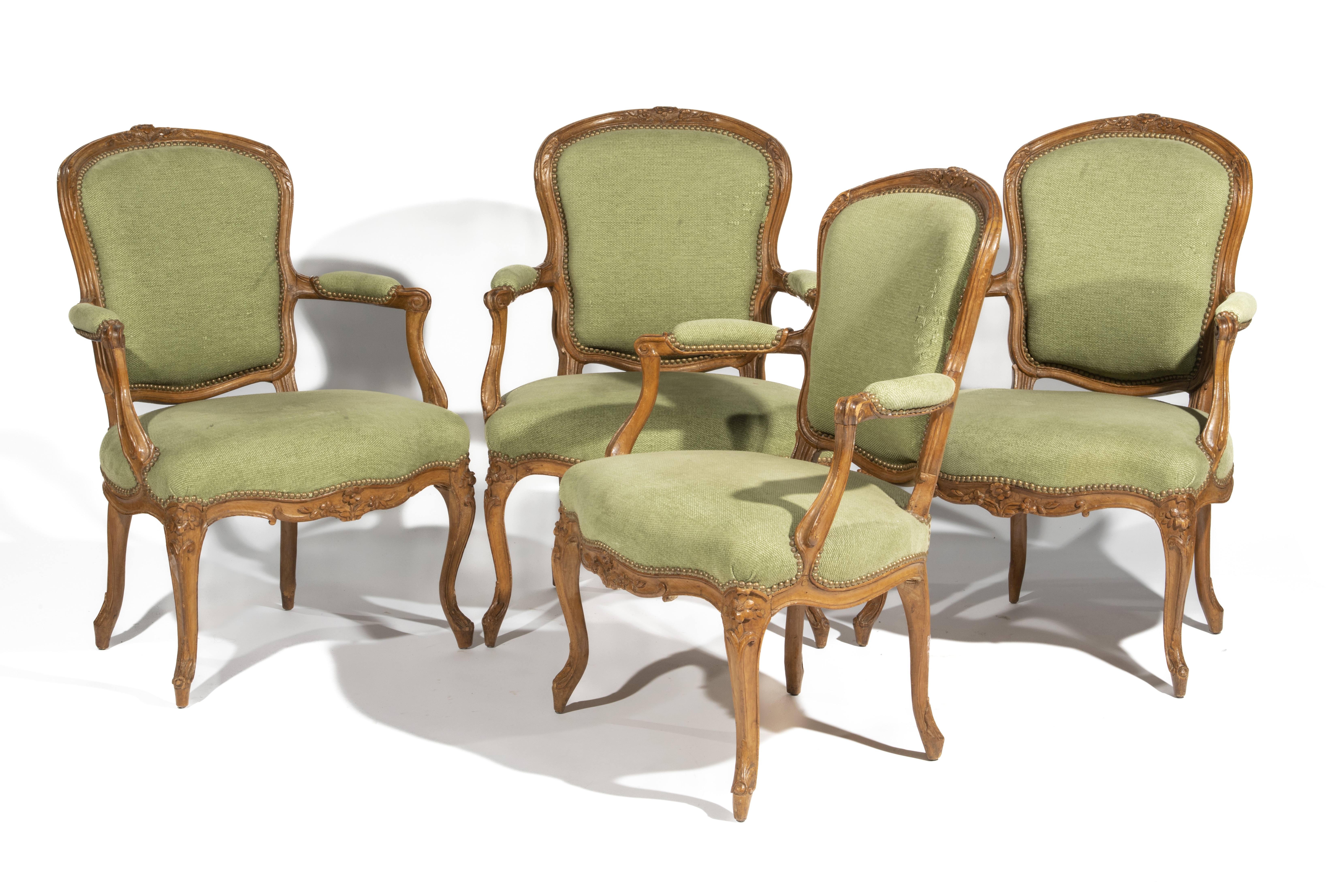 SUITE DE QUATRE FAUTEUILS CABRIOLETS D'EPOQUE LOUIS XV MILIEU DU XVIIIe SIECLE A SUITE OF FOUR LO...