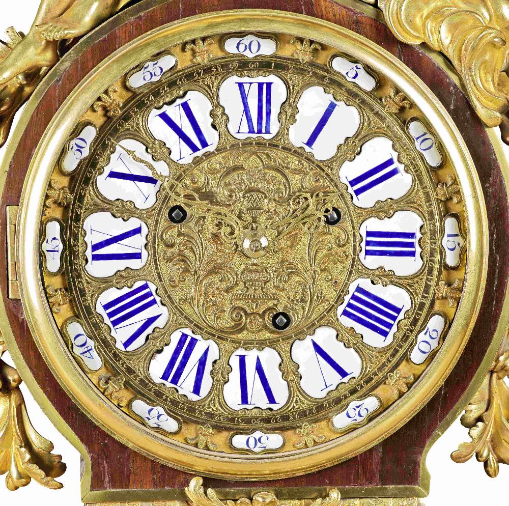 IMPORTANTE HORLOGE DE PARQUET D'EPOQUE REGENCE EN BOIS SATINE ET AMARANTE, ORNEMENTATION DE BRONZ... - Image 6 of 7