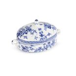 BEURRIER OVALE EN PORCELAINE, MEISSEN, VERS 1740-1750 A MEISSEN OVAL BUTTER BOX AND COVER, CIRCA...