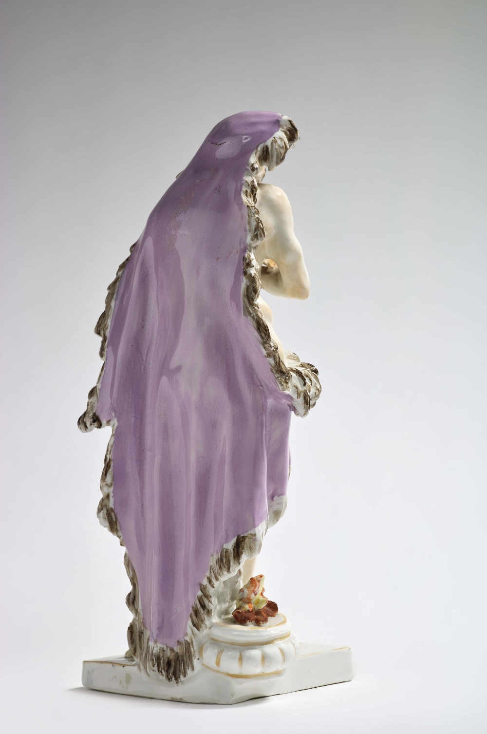 FIGURE EN PORCELAINE REPRESENTANT UNE ALLEGORIE DE L'HIVER, MEISSEN, MILIEU DU XVIIIe SIECLE A M... - Image 3 of 3