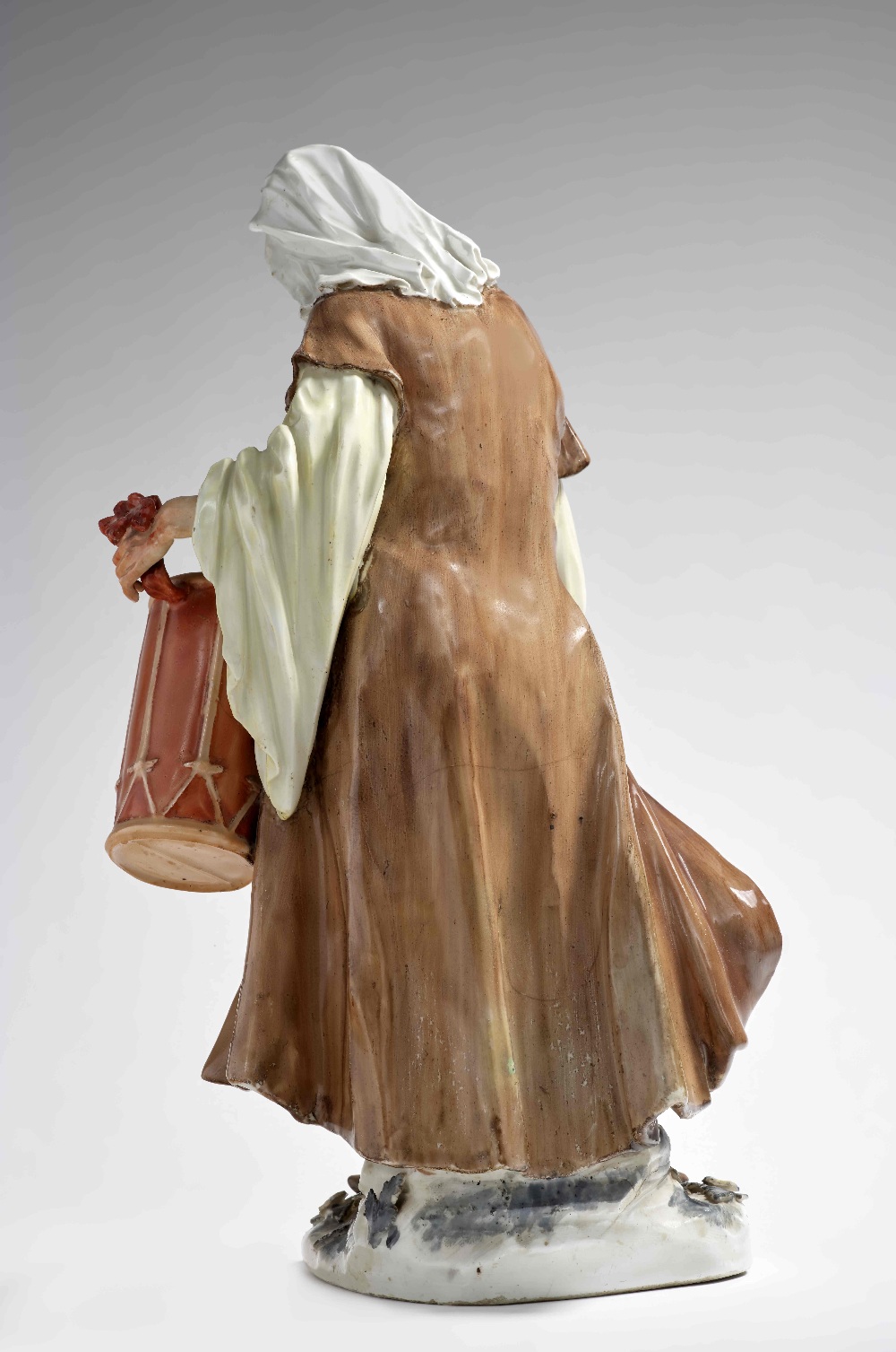 GRANDE ET TRES RARE FIGURE EN PORCELAINE REPRESENTANT UNE SORCIERE AU TAMBOUR, MEISSEN, MILIEU DU... - Image 3 of 4