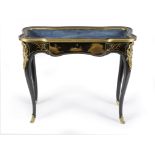 TABLE VITRINE DE STYLE LOUIS XV EN LAQUE, ORNEMENTATION DE BRONZE DORE, EMMANUEL-ALFRED BEURDELEY...