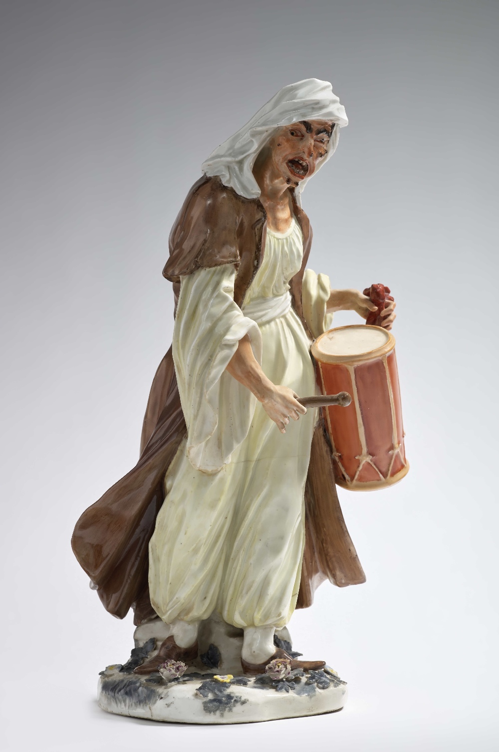 GRANDE ET TRES RARE FIGURE EN PORCELAINE REPRESENTANT UNE SORCIERE AU TAMBOUR, MEISSEN, MILIEU DU... - Image 2 of 4