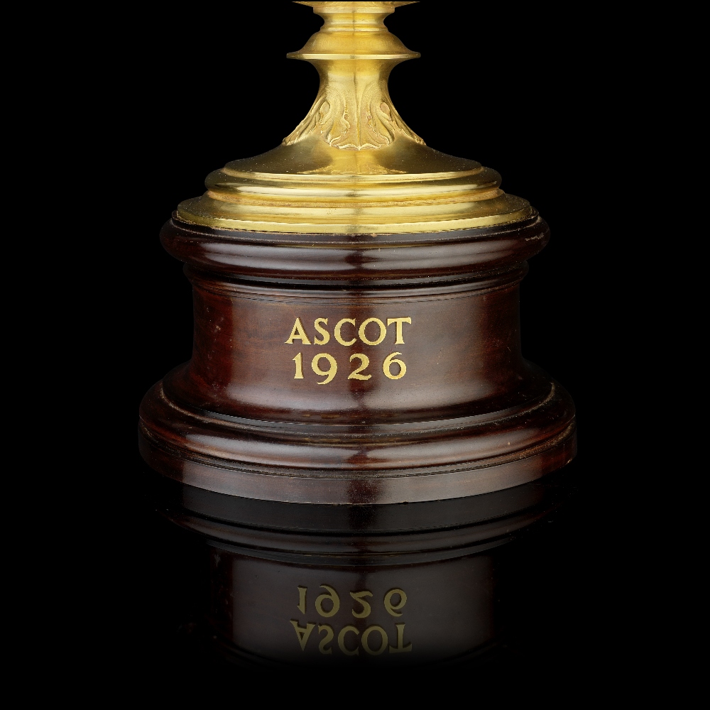 THE 1926 ASCOT GOLD CUP: an 18 carat gold cup and cover Sebastian Garrard, London 1926, inscribed... - Image 5 of 9