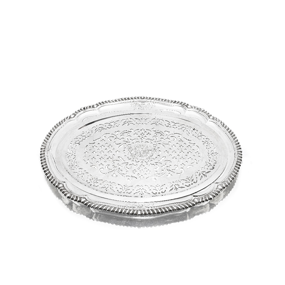 An impressive George IV silver meat dish and cover with mazarine Robert Garrard, London, base 18... - Image 2 of 5