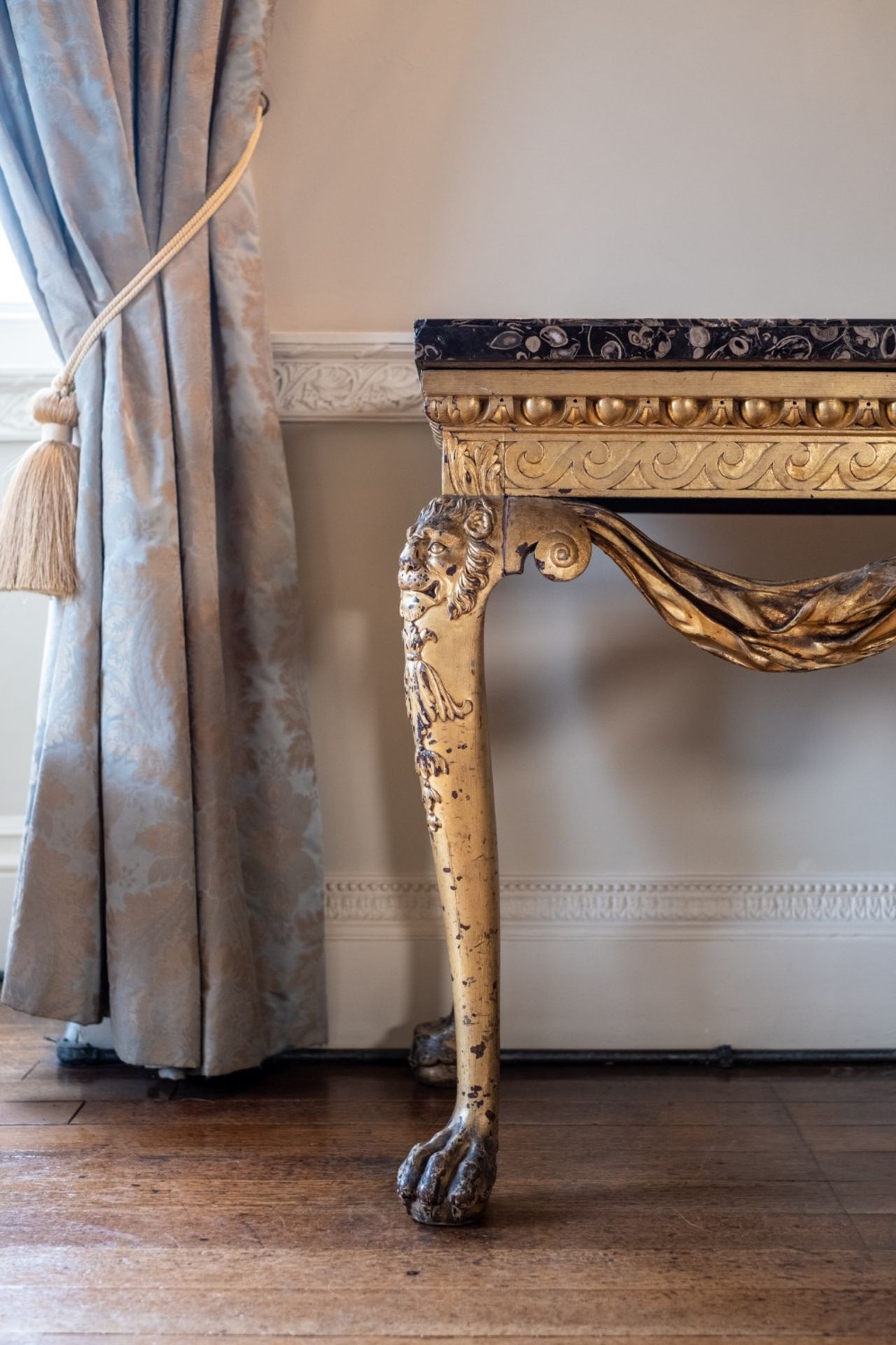 An important George II giltwood side table with a specimen top comprised of assorted hardstones, ... - Bild 7 aus 12