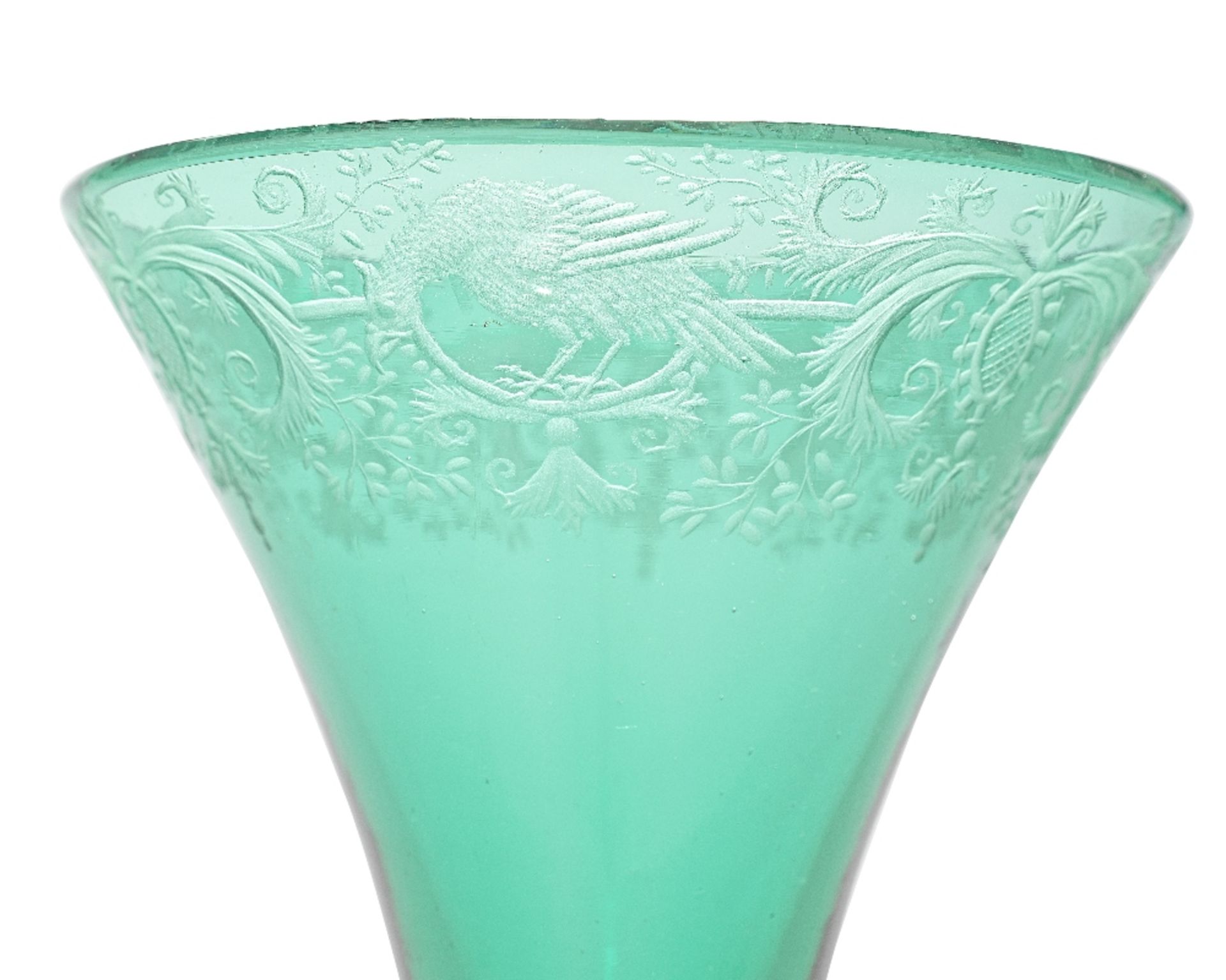 An exceptional emerald-green engraved airtwist wine glass, circa 1750 - Bild 3 aus 4