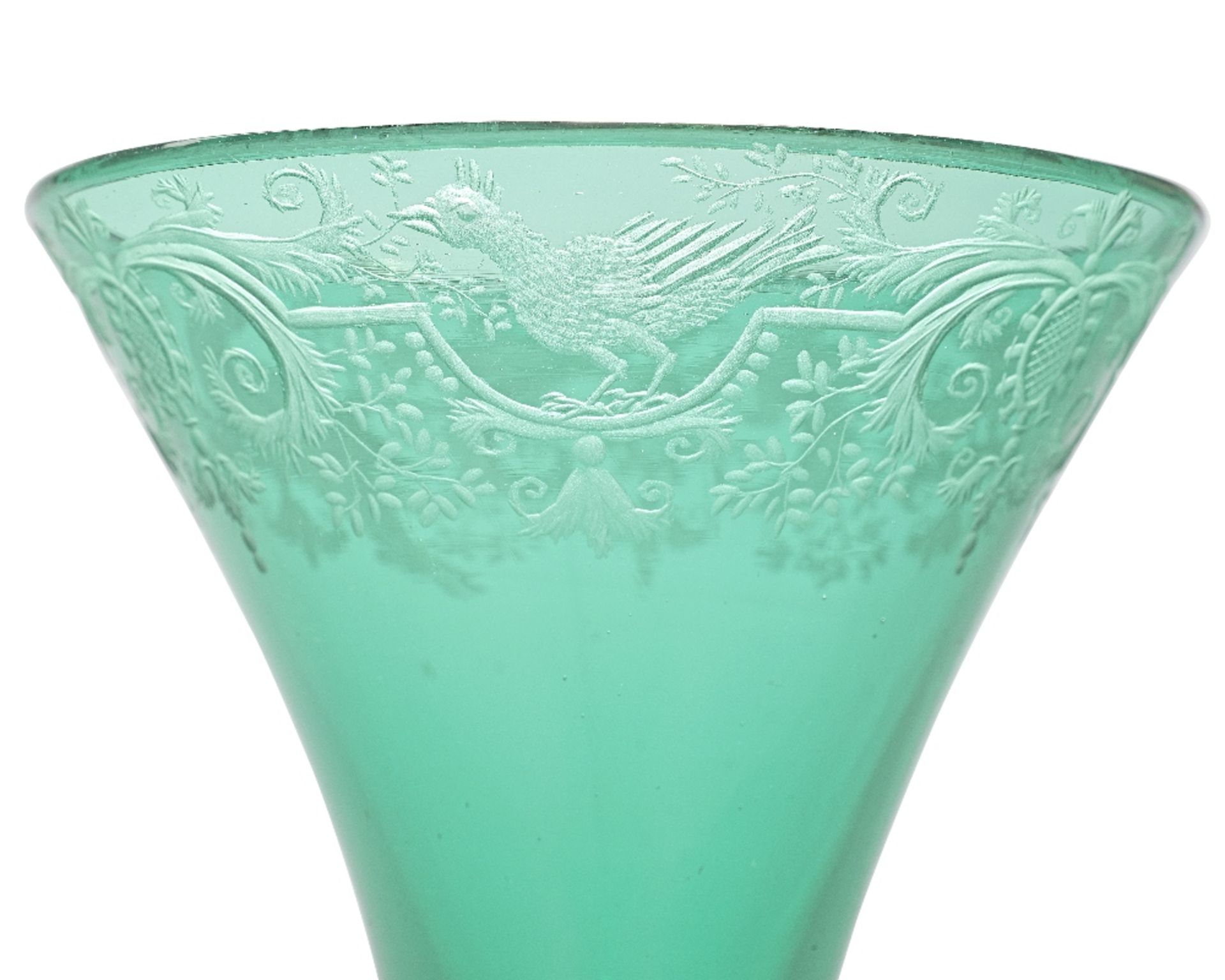 An exceptional emerald-green engraved airtwist wine glass, circa 1750 - Bild 4 aus 4