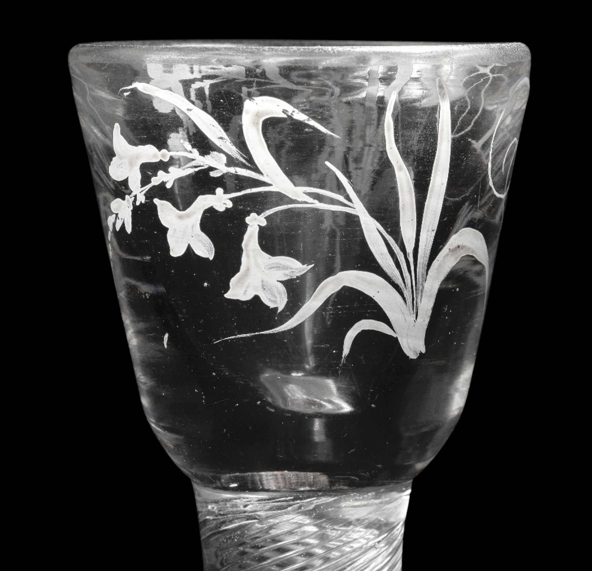 A very rare Beilby enamelled airtwist deceptive firing or dram glass, circa 1765 - Bild 2 aus 2