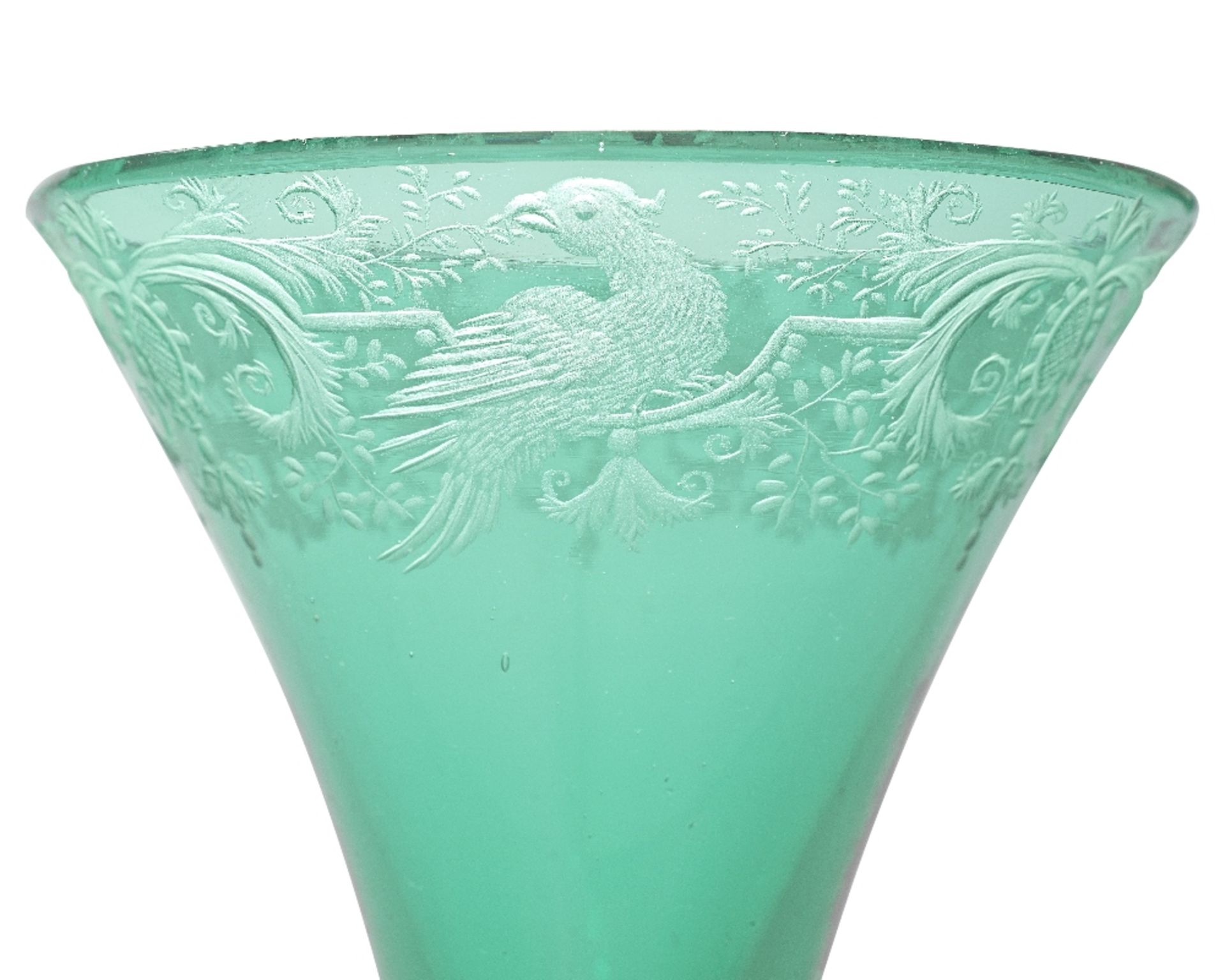 An exceptional emerald-green engraved airtwist wine glass, circa 1750 - Bild 2 aus 4