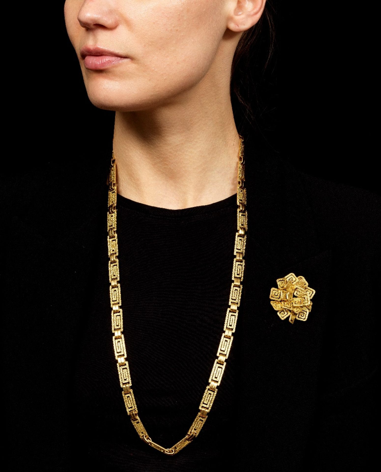 CARTIER: GOLD NECKLACE AND BROOCH SUITE, CIRCA 1968 (2) - Bild 2 aus 2