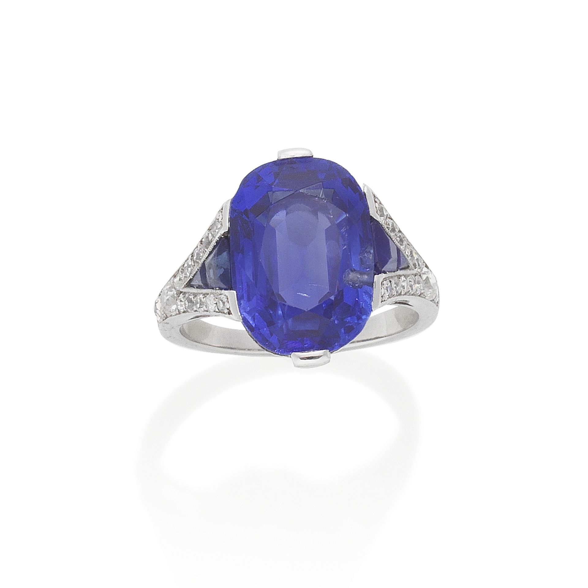 SAPPHIRE AND DIAMOND RING, CIRCA 1930