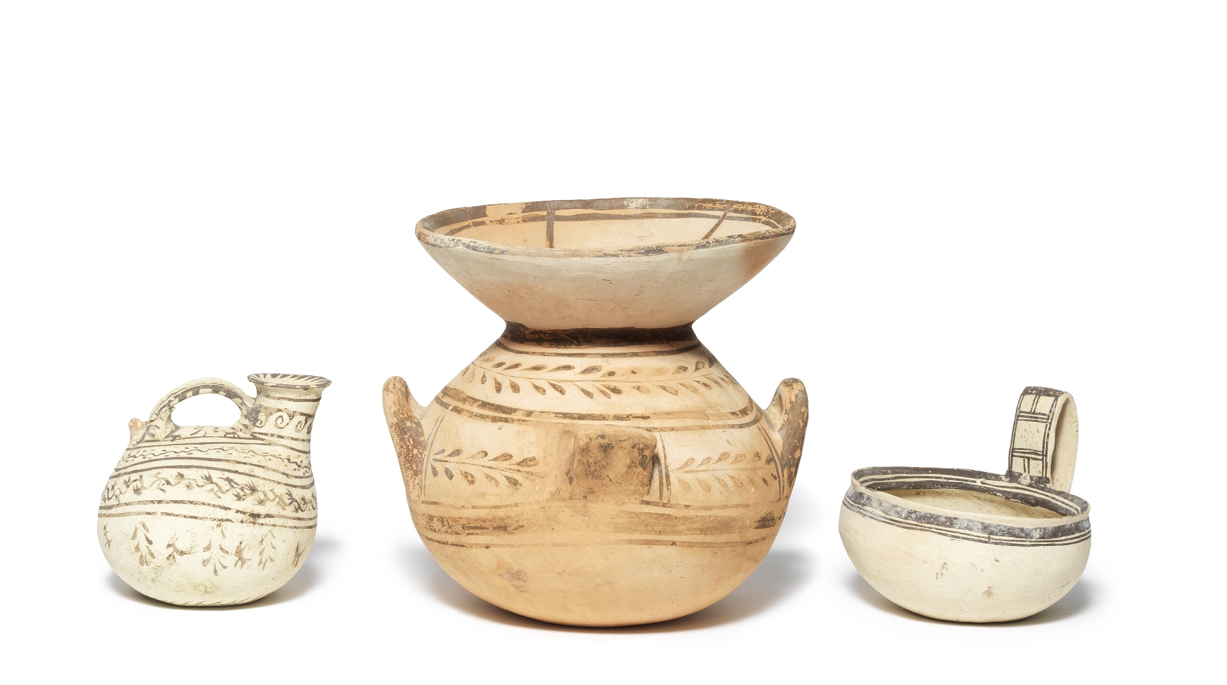 Three Daunian pottery vessels 3