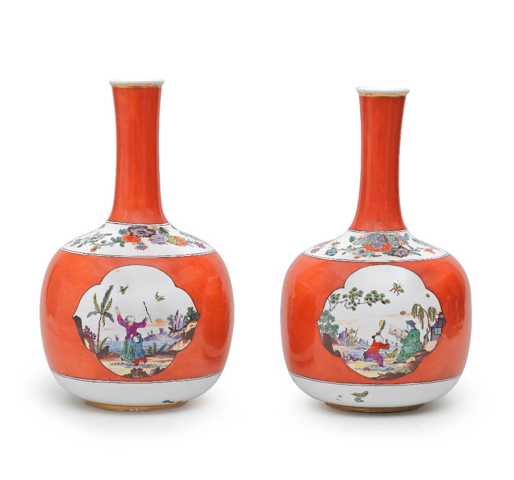 An extremely rare pair of Meissen red-ground bottle vases, circa 1735 - Image 9 of 10