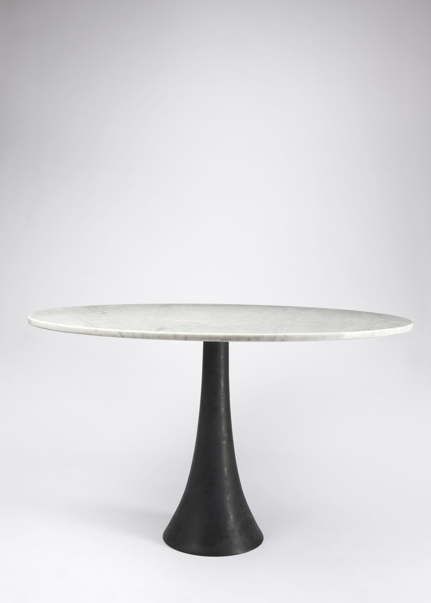 ANGELO MANGIAROTTI Table mod. 302circa 1959Edition Bertini, en bronze et marbreH: 120cm.(47 1/4i...