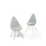 ARNE JACOBSEN Paire de chaises &#171;Drop&#187;cr&#233;ation en 1958Edition Fritz Hansen, en lait...