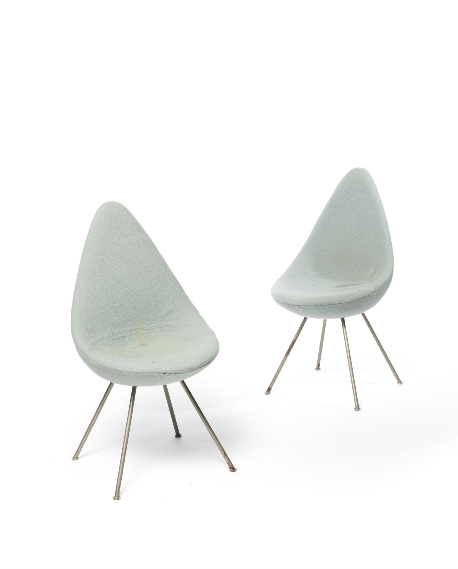 ARNE JACOBSEN Paire de chaises &#171;Drop&#187;cr&#233;ation en 1958Edition Fritz Hansen, en lait...